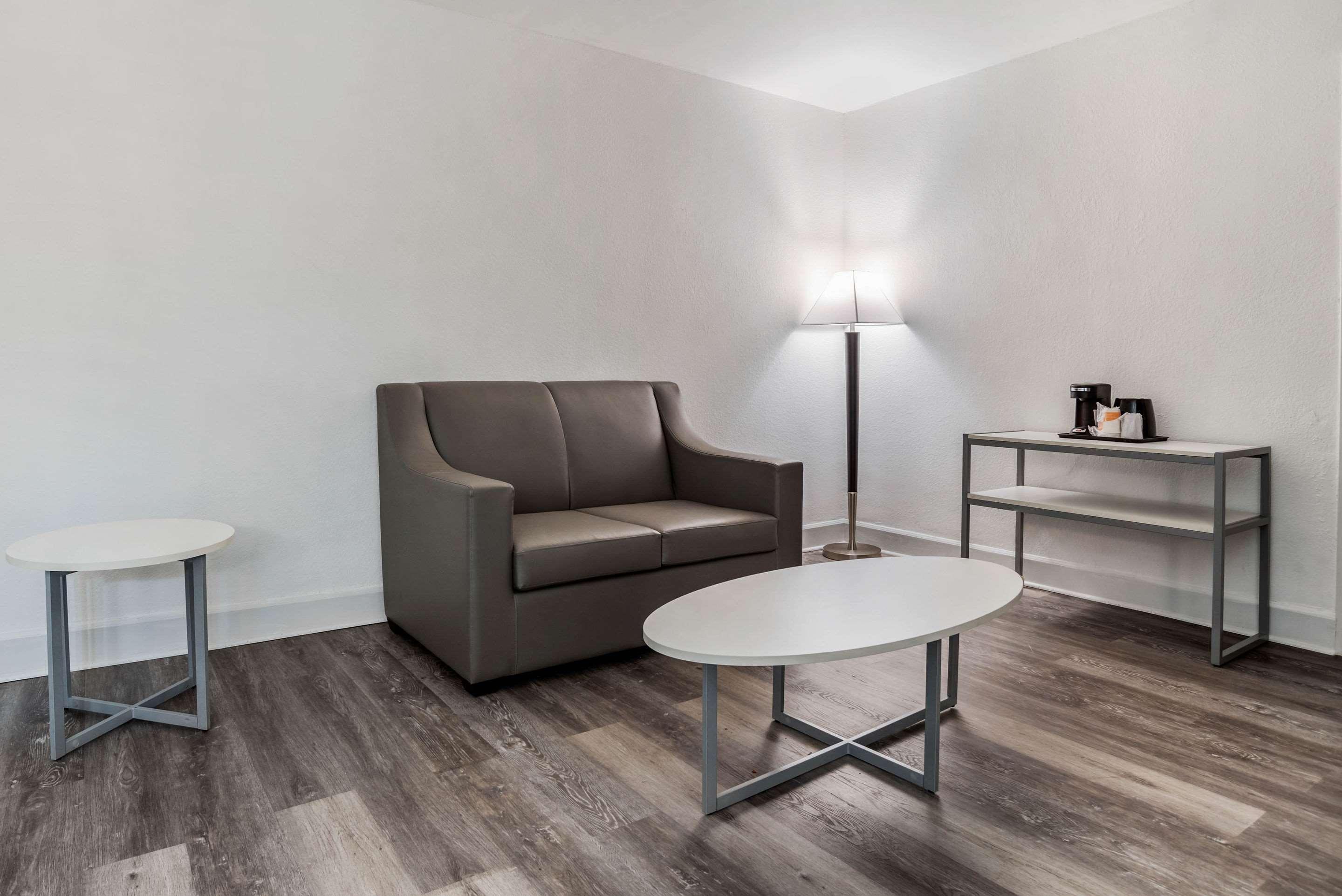 Baymont By Wyndham Montgomery Al Εξωτερικό φωτογραφία