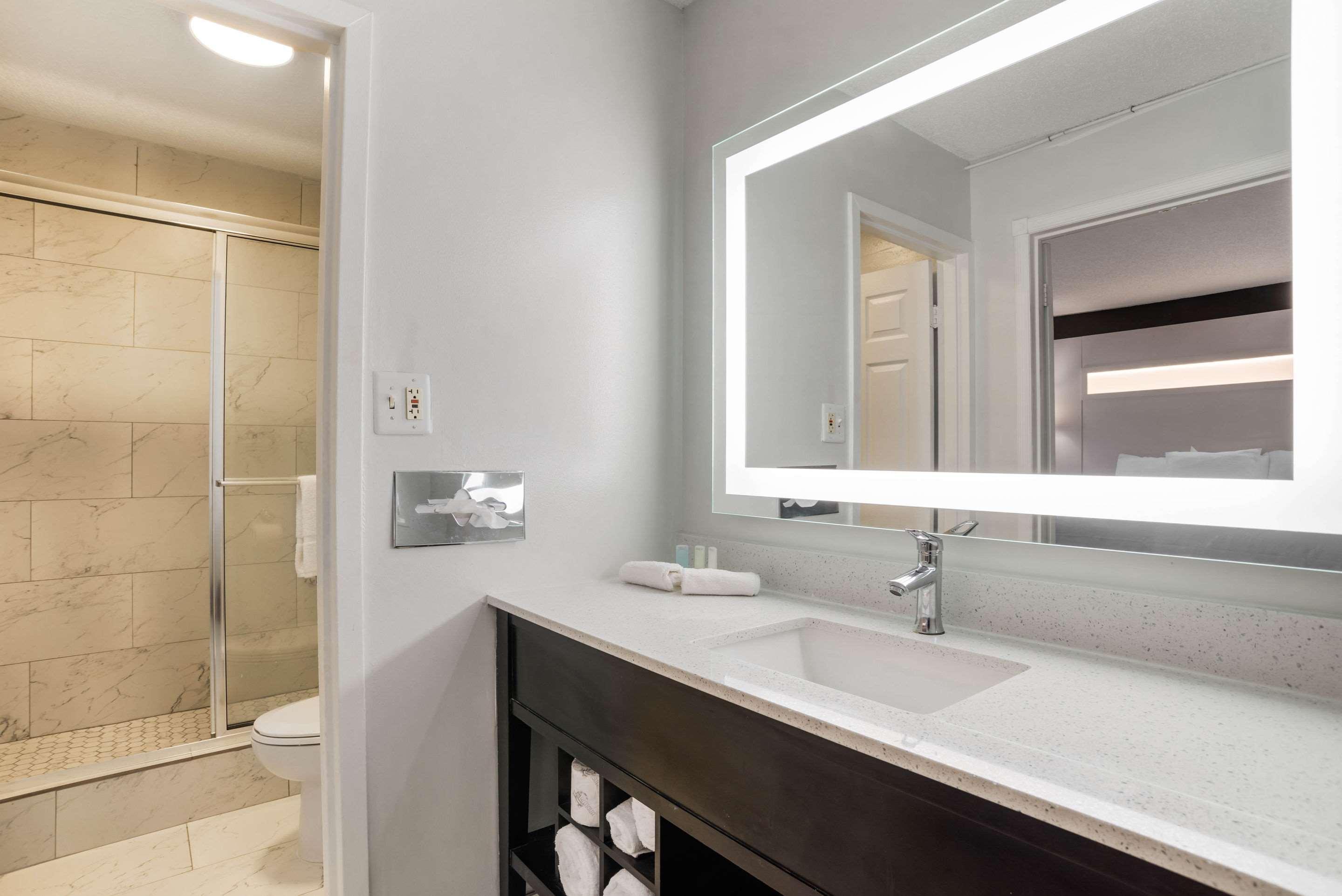 Baymont By Wyndham Montgomery Al Εξωτερικό φωτογραφία
