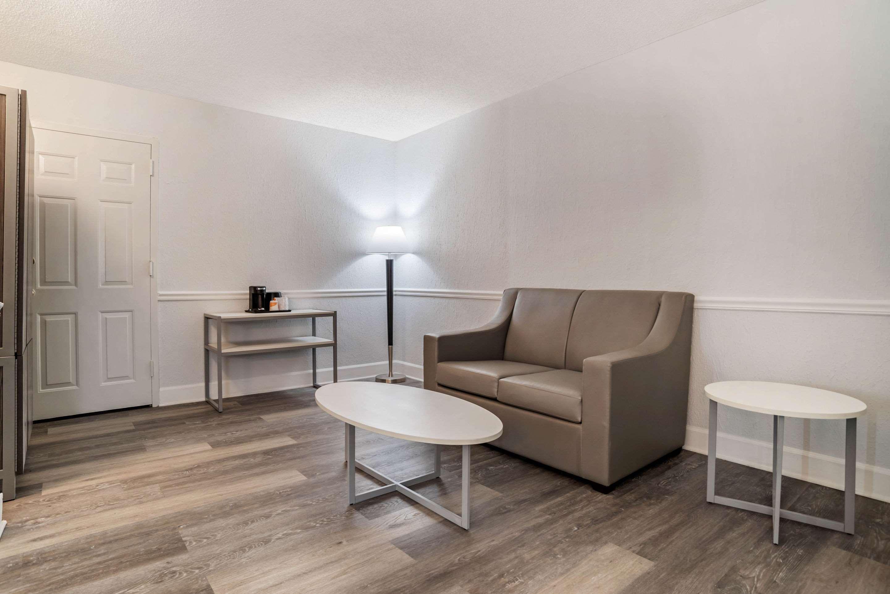 Baymont By Wyndham Montgomery Al Εξωτερικό φωτογραφία