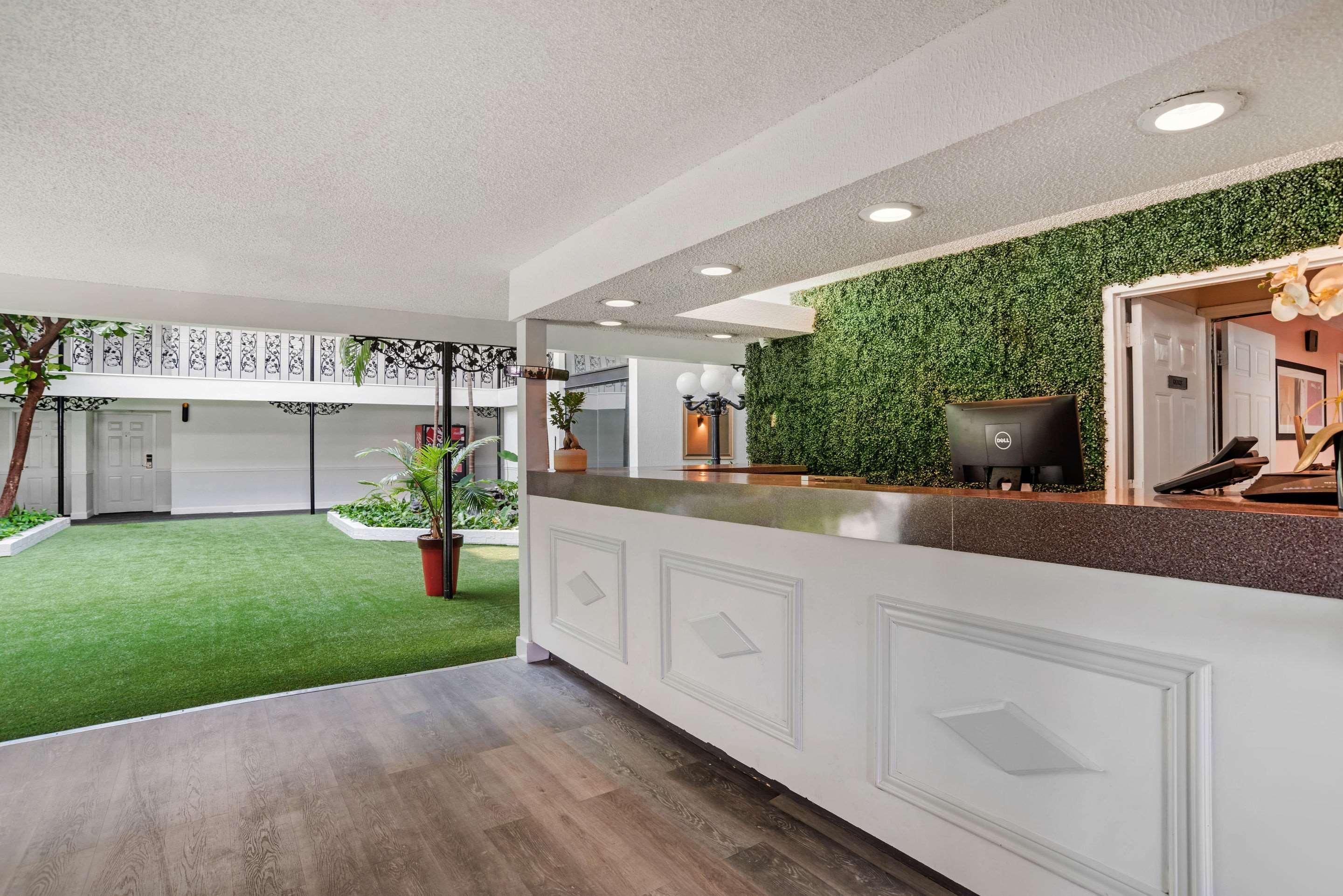 Baymont By Wyndham Montgomery Al Εξωτερικό φωτογραφία