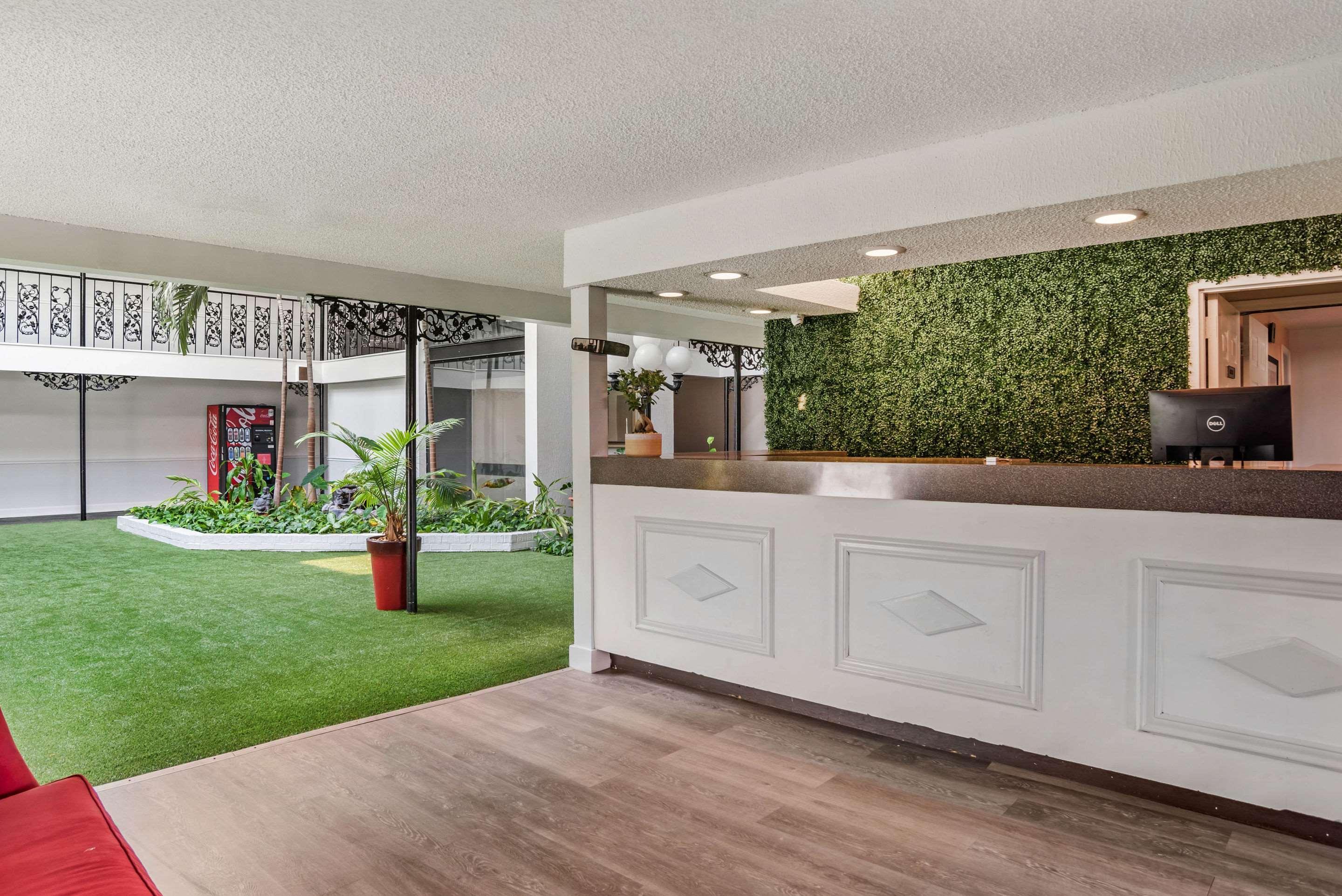 Baymont By Wyndham Montgomery Al Εξωτερικό φωτογραφία