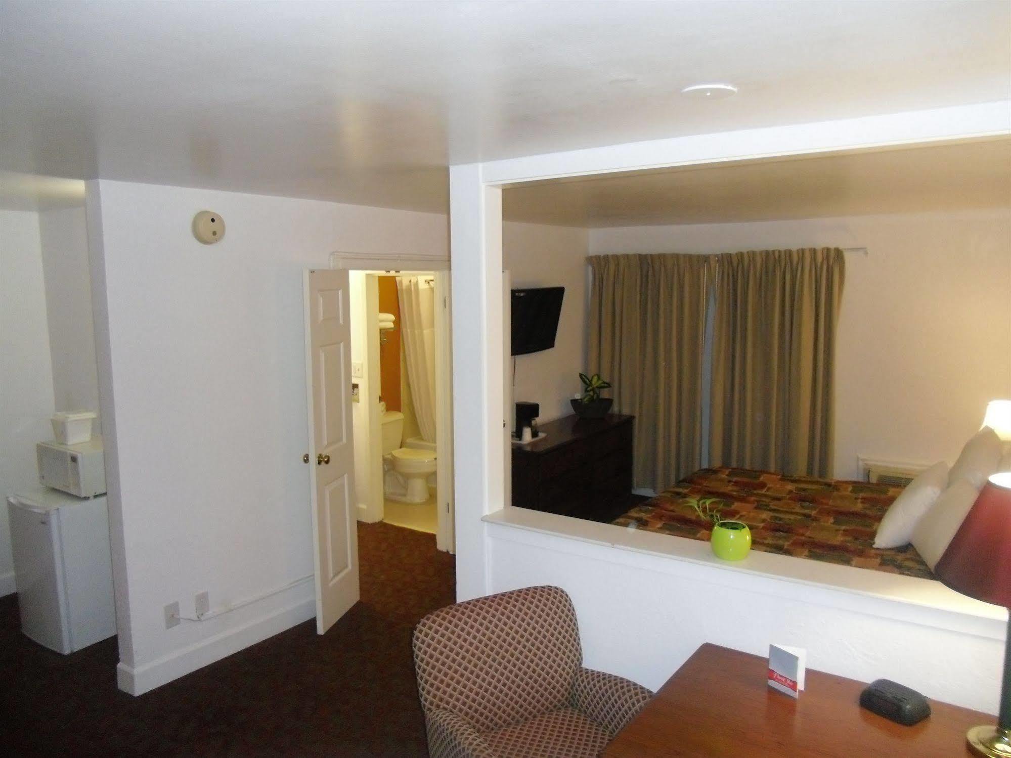 Baymont By Wyndham Montgomery Al Εξωτερικό φωτογραφία