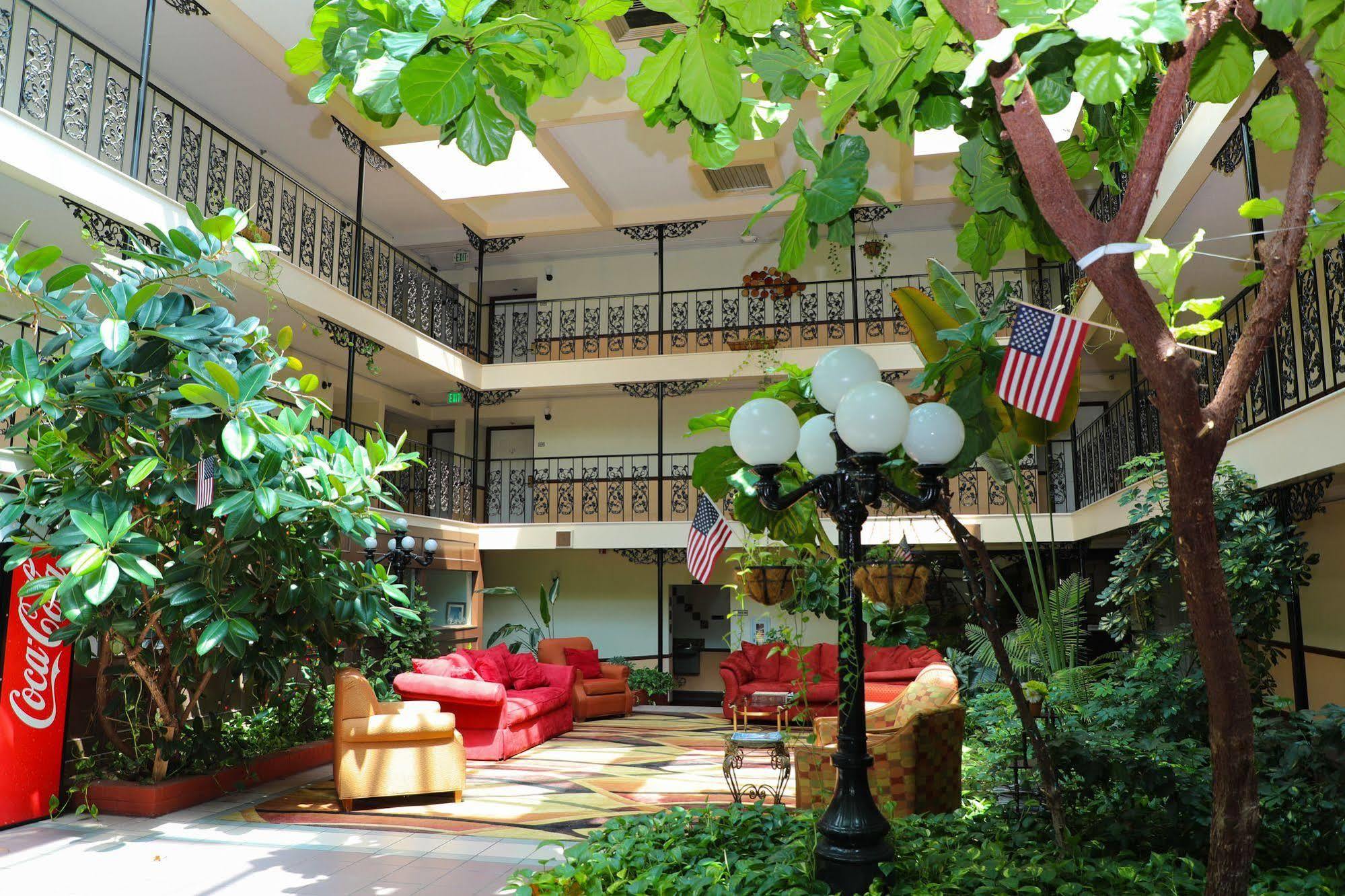Baymont By Wyndham Montgomery Al Εξωτερικό φωτογραφία