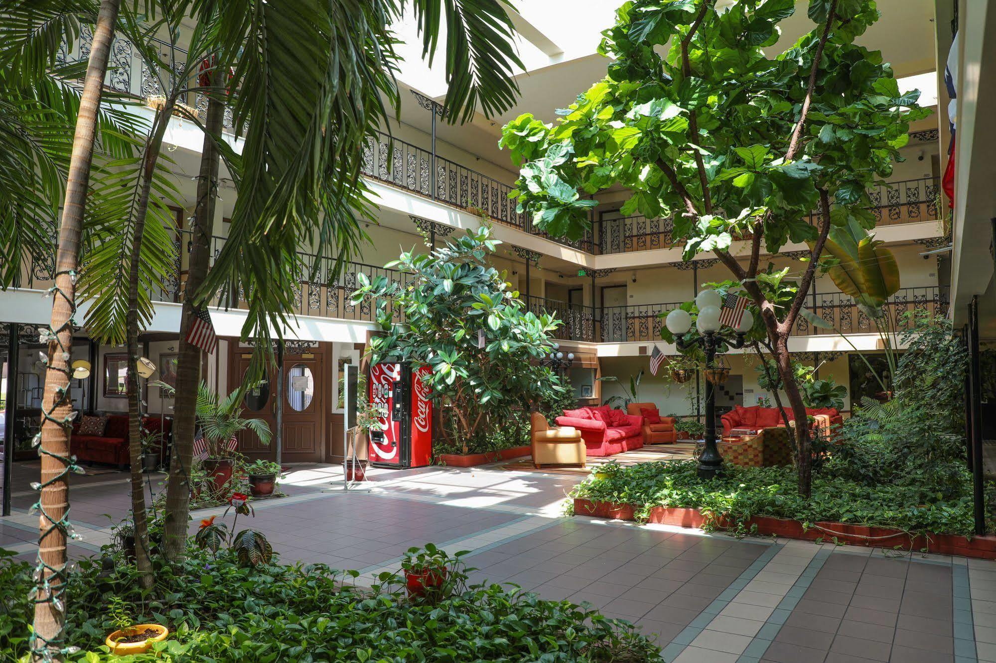 Baymont By Wyndham Montgomery Al Εξωτερικό φωτογραφία